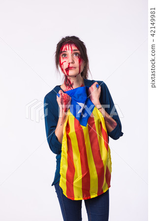 The victim woman holds the flag of Catalonia. Protest against terrorism. 42149981