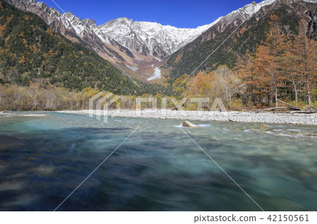 Three-stage autumn leaves of Kamikochi Three-stage autumn leaves of Kamikochi 42150561