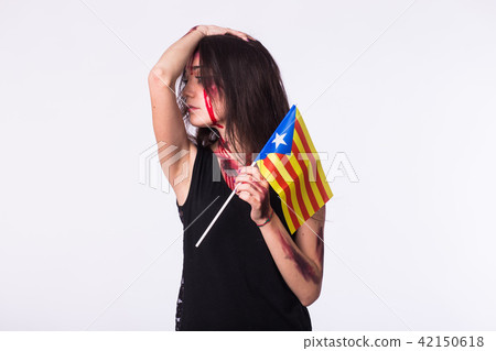 The victim woman holds the flag of Catalonia. Protest against terrorism. 42150618
