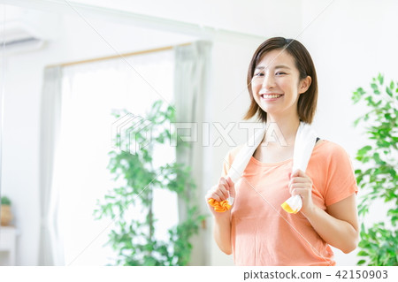 Women who wipe sweat women do sports women exercise break break drink moisture makeup water 42150903