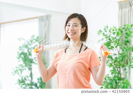 女性擦汗女性做運動女性運動休息時喝水潤補水 照片素材 圖片 圖庫