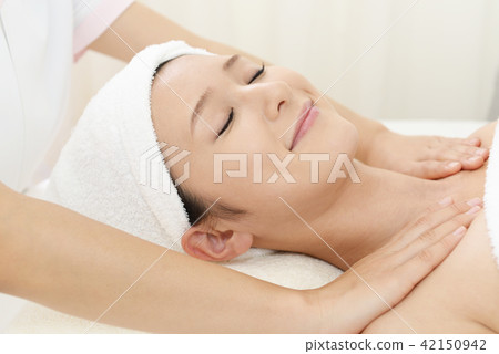 Woman receiving treatment at beauty salon Woman receiving treatment at beauty salon 42150942
