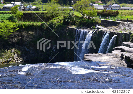 Hataraki waterfall and surrounding landscape 42152207