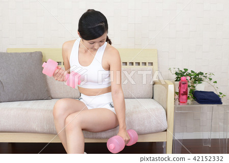 Women who exercise 42152332