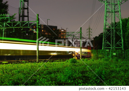 Tamagawa Utsumi車輛基地的西武線在晚上 Tamagawa Utsumi車輛基地的西武線在晚上 42153143