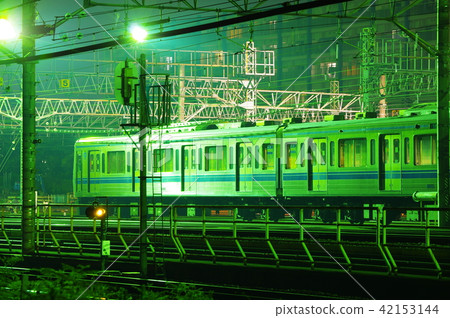 Tamagawa Utsumi車輛基地的西武線在晚上 42153144