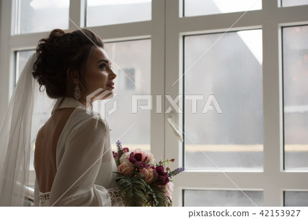 Beautiful bride with bouquet Beautiful bride with bouquet 42153927
