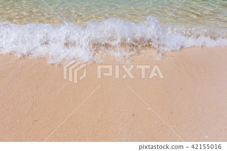 Crashing wave and white sand beach at Railay beach 42155016