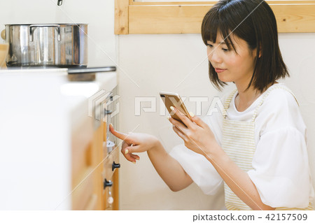 Woman cooking Woman cooking 42157509