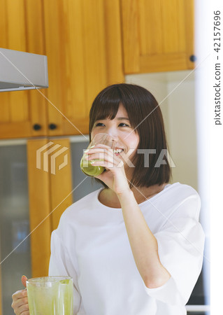 Women who drink smoothies 42157696