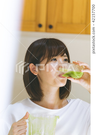 Women who drink smoothies 42157700
