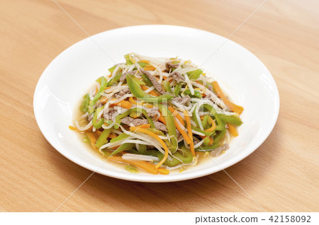 Stir-fried vegetables and chopped pork 42158092