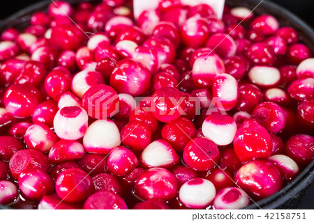 Red onions and other vegetables are on the market 42158751