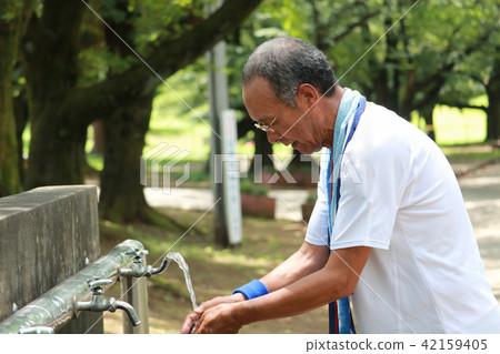 高級供水在夏天公園 42159405