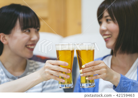 一個女人在家裡喝酒 一個女人在家裡喝酒 42159463