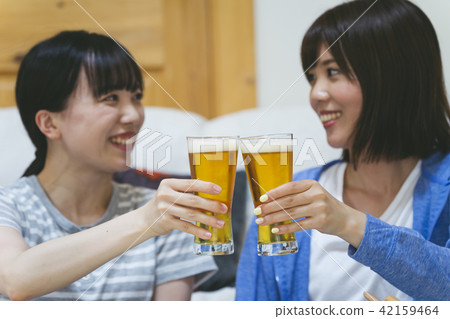 一個女人在家裡喝酒 一個女人在家裡喝酒 42159464