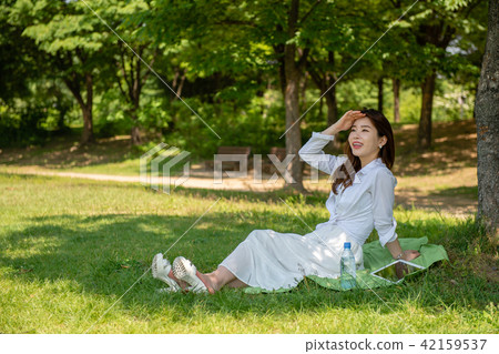 Woman resting in the shade of a tree 42159537