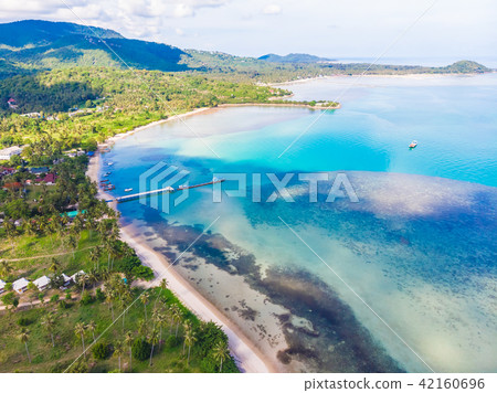 Aerial view of beautiful tropical beach and sea with palm and other tree in koh samui island 42160696