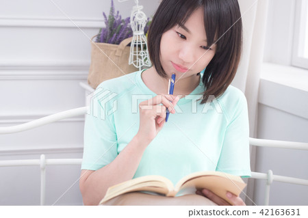 Beauty and book 42163631