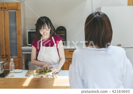 女人做飯 42163693