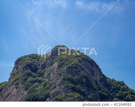 [伊豆半島地質公園]城山夏日風景[滑翔傘] 42164092