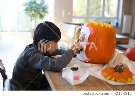 Pumpkin carving 42164513