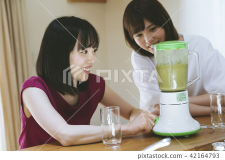 A woman making a smoothie 42164793