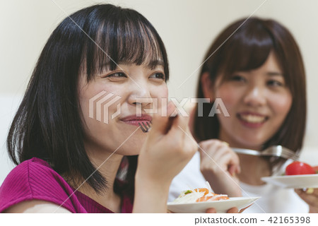 Girls' party image Girls' party image 42165398