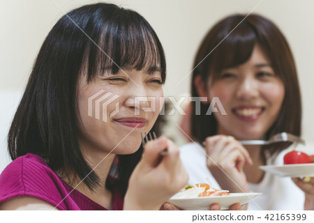Girls' party image Girls' party image 42165399