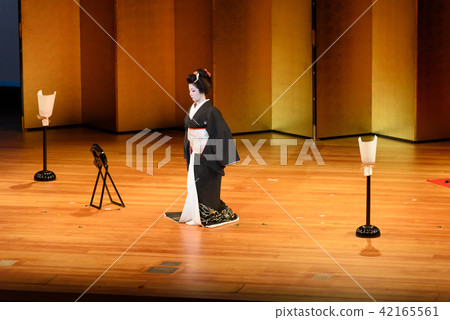 A woman dancing Japanese dance 42165561