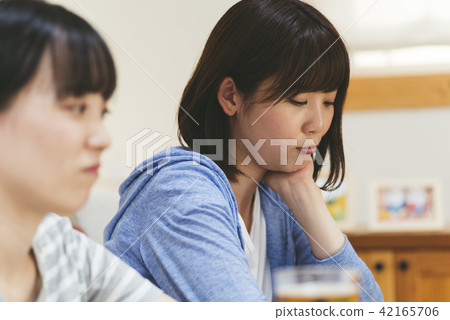 一個女人在家裡喝酒 42165706