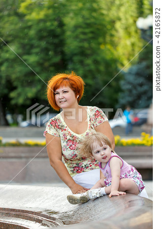 Family, mother and daughter 42165872