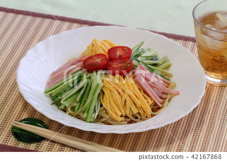 chilled Chinese noodles  42167868