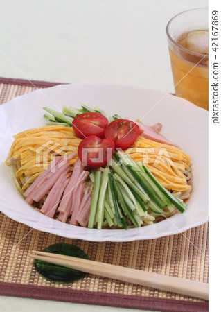 chilled Chinese noodles  42167869