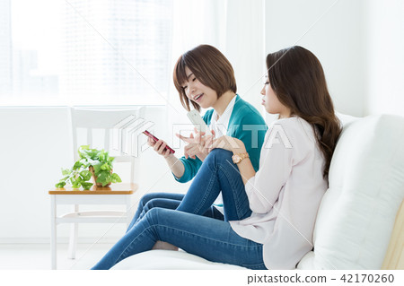 使用智慧型手機的女人 42170260