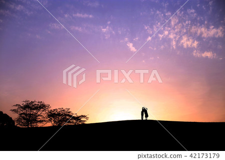 Men and women in the sunny hills 42173179