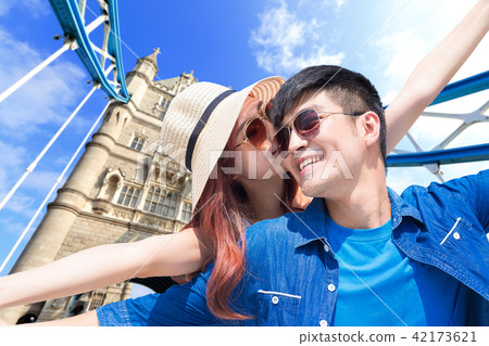 couple travel to london couple travel to london 42173621