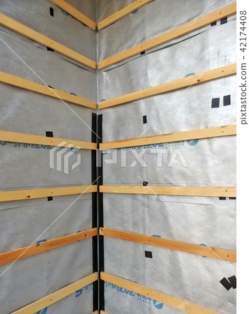 透濕防水片在木屋的外壁內伸展 42174408