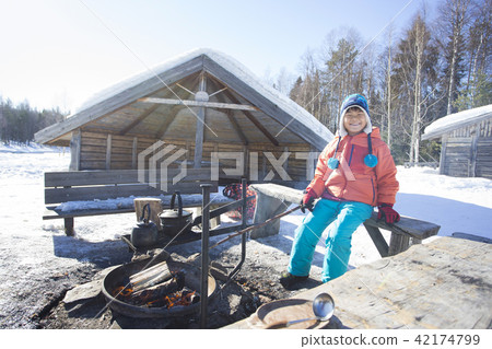 BBQ children snow scene BBQ children snow scene 42174799