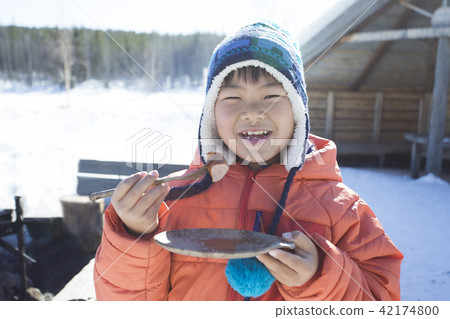 孩子們吃香腸雪景 42174800
