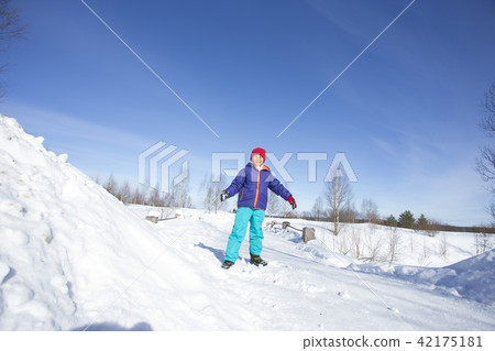 Snowscapes and children 42175181