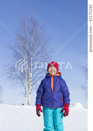 Snowscapes and children 42175192