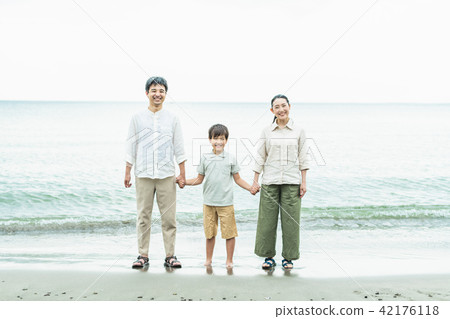 Two generations Family sea Two generations Family sea 42176118