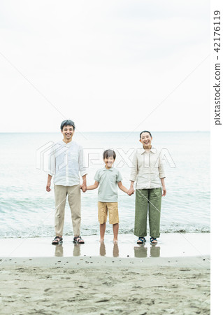 Two generations Family sea 42176119