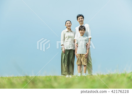 Three generations family lawn 42176228