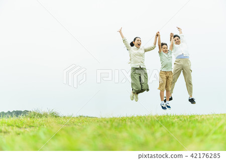 Three generations family lawn 42176285