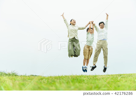 Three generations family lawn 42176286