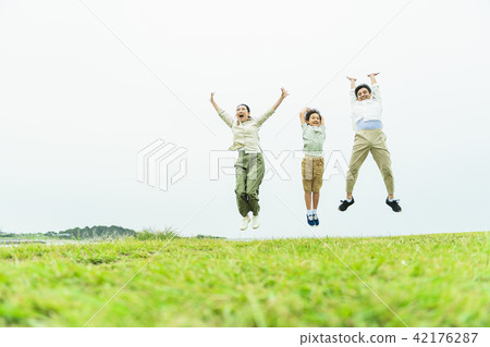 三代家庭草坪 42176287