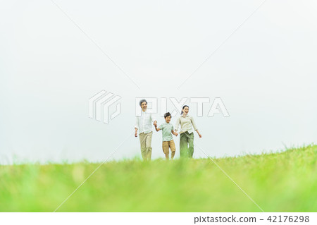 三代家庭草坪 42176298