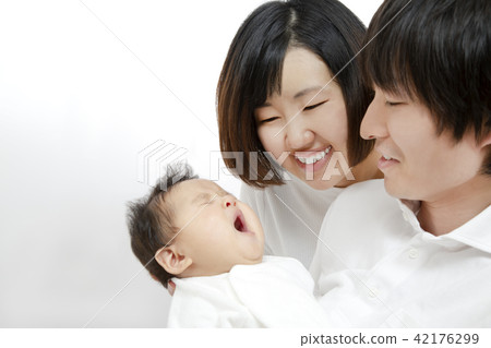 看一個新出生的嬰孩，一個愉快的家庭圖像的一對年輕夫婦 42176299